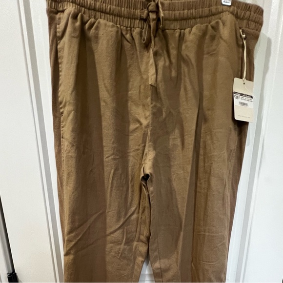 Woman’s Camel High Rise Pocket Jogger - Picture 9 of 12